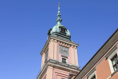 Varşova, Polonya - 4 Nisan 2025: Açık mavi gökyüzünde görülen Kraliyet Şatosu Saat Kulesi 'nin bir parçasının görüntüsü.
