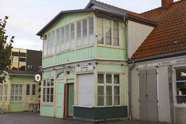 Sopot, Polonya - 8 Ekim 2024: Ülkenin kuzey kesimindeki kıyı kentinin mimarisi, Tri-City birleşimi. Önünde ahşap cephe olan tipik bir bina..