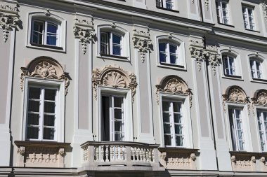 Varşova, Polonya - 4 Nisan 2025: Trebacka Caddesi 'nden görülen saray 1746 ve 1752 yılları arasında inşa edildi. Şirket şu anda Varşova Bölge Savcılığı ve Adalet Enstitüsü 'nü barındırıyor..