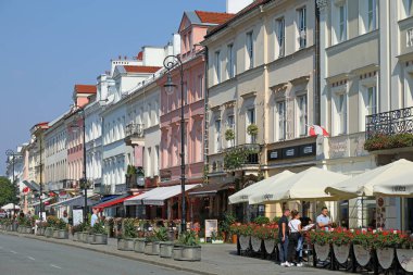 Varşova, Polonya - 18 Eylül 2024: İsmi 18. yüzyılın ortalarına dayanan Nowy Swiat caddesi, şehrin en pahalı ve zarif sokaklarından biridir..