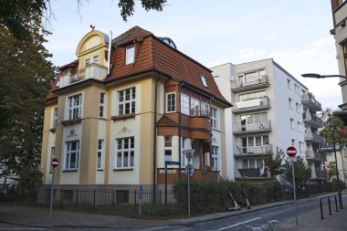 Sopot, Polonya - 8 Ekim 2024: Ülkenin kuzey kesimindeki kıyı kentinin mimarisi, Tri-City birleşimi. Burada eski ve yeni evleri görebilirsiniz..