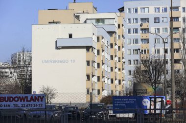 Varşova, Polonya - 10 Şubat 2025: Praga-Poludnie bölgesinin bir parçası olan Goclaw konutlarındaki bir konut manzarası.