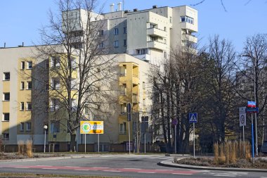 Varşova, Polonya - 10 Şubat 2025: Praga-Poludnie bölgesinin bir parçası olan Goclaw konutlarının manzarası. Karsız bir kış boyunca konut binaları ve bitki örtüsü görülebilir.