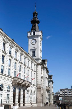 Varşova, Polonya - 3 Nisan 2025: Jablonowski Sarayı 'nın saat kulesiyle ön cephe ilk olarak 1773-1785 yılları arasında inşa edildi. Saray 2. Dünya Savaşı sırasında yıkıldı ve burada görüldüğü üzere 1995-1997 yılları arasında yeniden inşa edildi..