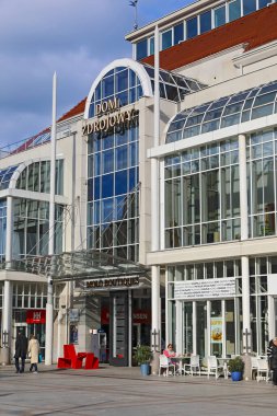 Sopot, Polonya - 7 Ekim 2024: Bu modern bina, ülkenin kuzey kesiminde, Tri-City birleşiminin bir kıyı kentinde yer almaktadır. Burada çeşitli faaliyetler yürütülüyor.