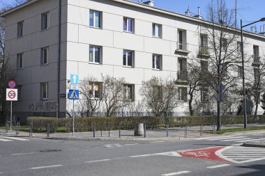 Varşova, Polonya - 28 Mart 2025: Saska Kepa şehrin yerleşim yeridir. Bu geleneksel çoklu konut binası mahallenin karakteristiğidir..