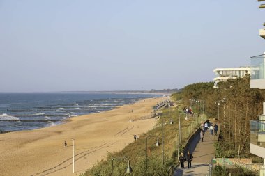 Mielno, Polonya - 21 Mayıs 2025: Polonya 'nın Mielno kentinin Baltık Denizi kıyıları geniş kumsalları, kumulları ve gezinti alanları ile ünlüdür. Yaz mevsiminden önce birkaç kişi gelir..