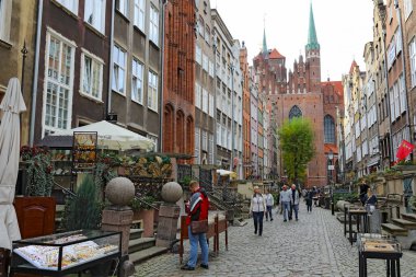 Gdansk, Polonya - 10 Ekim 2024: Eski, tarihi evler dar, kaldırımlı Mariacka Caddesi 'nin her iki tarafında da sıralanır. Şehrin en önemli turizm rotalarından biri olarak kabul ediliyor..