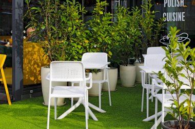 Gdansk, Polonya - 10 Ekim 2024: Restoran açık, ama açık oturma alanı boş görünüyor. Masalar ve sandalyeler var ama kimse onlara oturmuyor..