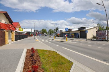 Mielno, Polonya - 23 Mayıs 2025: Yolun her iki tarafında da mağazalar var. Mağazalar terk edilmiş ve yol boş görünüyor. Tedarikçiler turistleri, tatilciler de yazı bekliyor..