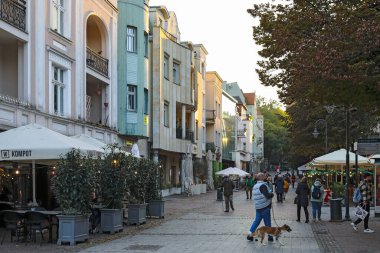 Sopot, Polonya - 8 Ekim 2024: Bohaterow Monte Cassino Caddesi 'ndeki araba trafiğine tamamen kapalı şehir mimarisinin akşam manzarası çok sayıda restoran, kafe ve kulübü gösteriyor