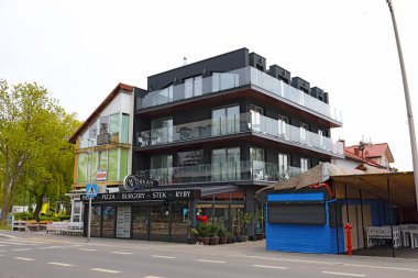 Mielno, Polonya - 14 Mayıs 2025: 2020 yılında açılan modern bina bir misafir evine ev sahipliği yapıyor. Burada bir de restoran var. Binanın cam balkonları var..