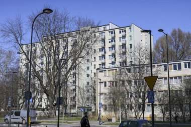 Varşova, Polonya - 28 Mart 2025 Saska Kepa konutları. İki ev, biri daha büyük, diğeri daha küçük..