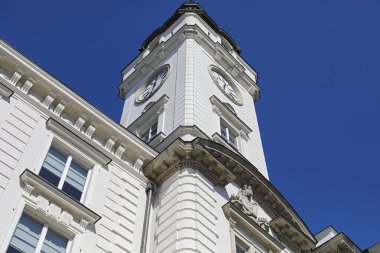 Varşova, Polonya - 3 Nisan 2025: Jablonowski Sarayı 'nın saat kulesiyle ön cephe ilk olarak 1773-1785 yılları arasında inşa edildi. Saray 2. Dünya Savaşı sırasında yıkıldı ve burada görüldüğü üzere 1995-1997 yılları arasında yeniden inşa edildi..