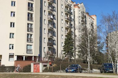 Varşova, Polonya - 6 Mart 2025: Goclaw adlı şehir bölgesi. Bölgede geniş bir çoklu aile konutları ve doğa bloğu.