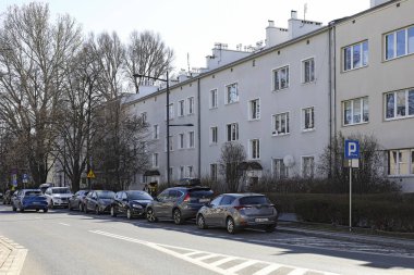 Varşova, Polonya - 28 Mart 2025: Saska Kepa adında bir yerleşim bölgesi. Her biri neredeyse aynı mimariye sahip geleneksel çoklu aile binaları..