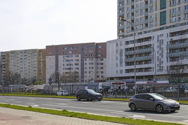 Varşova, Polonya - 1 Nisan 2025: Goclaw adında bir şehir. Sokak boyunca apartmanlar..
