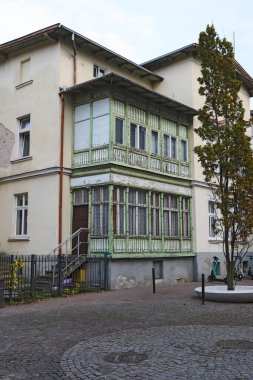 Sopot, Polonya - 8 Ekim 2024: Evlere eklenen ahşap yapılar, ülkenin kuzey kesimindeki bu kıyı şehrinde, Tri-City 'de sık sık bulunabilir..