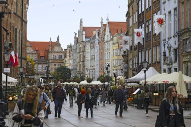 Gdansk, Polonya - 10 Ekim 2024: Şehri ziyaret eden turistler için bu popüler yerde Dlugi Targ Caddesi 'ndeki tüm evlerin şık mimarisini takdir edebilirsiniz..