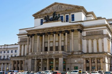 Varşova, Polonya - 3 Nisan 2025: 1825-1833 yılları arasında inşa edilen Büyük Tiyatro Binası, 1939 yılında İkinci Dünya Savaşı sırasında yandı, yeniden inşa edildi, yeniden tasarlandı ve 1947-1965 yılları arasında genişletildi..