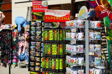 Mielno, Polonya - 12 Mayıs 2025: Burası kaldırımda rafları olan çeşitli eşya ve hediyelik eşya alabileceğiniz bir dükkanın önü. Müşterilerin geniş bir ürün yelpazesine erişimi var.