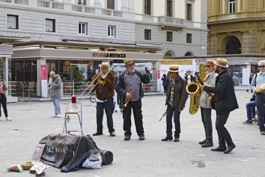 Floransa, İtalya - 16 Nisan 2023: Eski Floransa Caz Grubu, şehir meydanında yürürken hem turistlere hem de yöre halkına eğlence sağlamak amacıyla Piazza della.