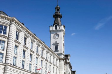 Varşova, Polonya - 3 Nisan 2025: Jablonowski Sarayı 'nın saat kulesiyle ön cephe ilk olarak 1773-1785 yılları arasında inşa edildi. Saray 2. Dünya Savaşı sırasında yıkıldı ve burada görüldüğü üzere 1995-1997 yılları arasında yeniden inşa edildi..