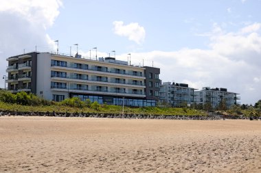 Mielno, Polonya - 24 Mayıs 2025: Baltivia Oteli Baltık Denizi 'nin tam kıyısında yer almaktadır ve ziyaretçilere bölgenin güzelliğini görmek isteyenler için önemli bir yer sunmaktadır..