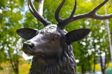 Mielno, Polonya - 13 Mayıs 2025: Boynuzlu geyik kafası, yeni anıtın orijinalinden bahseden bir parçasıdır. Bu, şu anki görünümünün yenilenmiş anıtı.