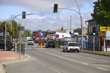 Mielno, Polonya - 15 Mayıs 2025: Trafik trafik ışıkları tarafından kontrol edilen kavşaktan sorunsuz geçiyor. Kavşaktaki ışık şimdi yeşil..