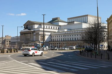 Varşova, Polonya - 3 Nisan 2025: 1825-1833 yılları arasında inşa edilen Büyük Tiyatro Binası, 1939 yılında İkinci Dünya Savaşı sırasında yandı, yeniden inşa edildi, yeniden tasarlandı ve 1947-1965 yılları arasında genişletildi..
