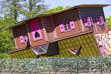 Mielno, Polonya - 12 Mayıs 2025: Tepetaklak ev zencefilli kurabiye evi gibi görünmesi için tasarlandı. Bu tatil şehrini ziyaret eden çocuklar ve yetişkinler böyle bir evi ziyaret edebilirler..