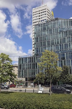 Varşova, Polonya - 30 Haziran 2025: Şehir merkezi manzarası, modern ofis ve konut binalarının yanı sıra yeşil ağaçlar ve bitkilerle birlikte metropol manzarasını gözler önüne seriyor.