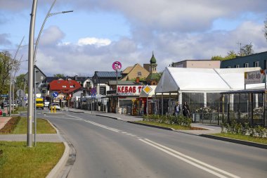 Mielno, Polonya - 15 Mayıs 2025: Kasaba boyunca mağazalar var. Mağazalar terk edilmiş görünüyor. Satıcılar turistleri bekler, tıpkı tatilcilerin yazı beklediği gibi..