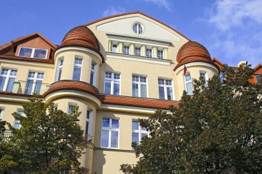 Sopot, Polonya - 7 Ekim 2024: Burası bir evin ön cephesinin üst kısmı. Binanın önünde ağaçlar büyür..