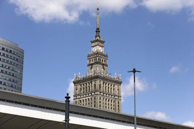 Varşova, Polonya - 30 Haziran 2025: Şehir merkezi Kültür ve Bilim Sarayı manzarasına sahiptir. Burada sadece bu binanın üst kısmı görülebilir..