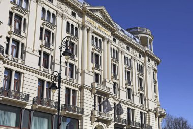Varşova, Polonya - 4 Nisan 2025: Hotel Bristol, 1901 'de açılan beş yıldızlı lüks otel, ünlü Old Town' a yürüme mesafesinde yer almaktadır..
