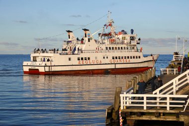 Sopot, Polonya - 5 Ekim 2024: 1980 'lerin başlarından Onyx adlı yolcu gemisi, Baltık Denizi' nin sularında, Gdansk Körfezi 'nin yanında manevra yapıyor..
