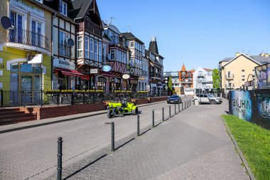 Mielno, Polonya - 20 Mayıs 2025: Yarım ahşap yapılar görülmeye değer bir mucizedir. Zemin kat mağaza ve restoranlara ev sahipliği yapıyor. Bu binalar deniz kenarı kasabasının mimarisini simgeliyor..