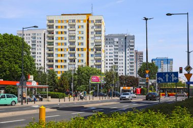 Varşova, Polonya - 2 Mayıs 2025: Evler Goclaw konutları içindeki caddelerin kesişiminde yer almaktadır. Şu anda trafik yoğunluğu düşük..