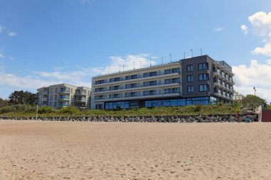 Mielno, Polonya - 24 Mayıs 2025: Baltivia Oteli Baltık Denizi sahilinde yer almaktadır, misafirlere bu sahil bölgesinin güzelliğini deneyimlemek için ideal bir yer sunmaktadır..