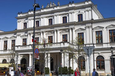 Varşova, Polonya - 4 Nisan 2025: Krakowskie Przedmiescie Caddesi üzerindeki bina şu anda Ulusal Birlik Kurulu 'nun merkezi olarak hizmet vermektedir - Wspolnota Polska.