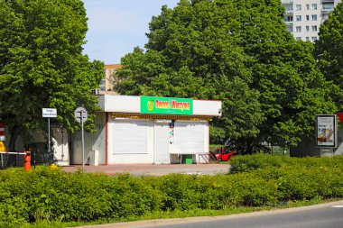 Varşova, Polonya - 2 Mayıs 2025: Marketin çalışma saatleri doldu. Tekerlekli panjurları kapalı. Mağaza Goclaw bölgesinde yer almaktadır..