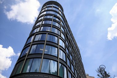 Varşova, Polonya - 21 Temmuz 2025: Modern Astoria Premium ofis binası şehir merkezinde yer almaktadır ve mavi gökyüzüne karşı görülebilir. İnşaatı 2016 yılında tamamlandı.. 