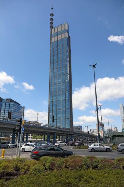 Varşova, Polonya - 30 Haziran 2025: Şehir merkezinin çağdaş metropol manzarası modern Varso Kulesi ofis binasını içerir.