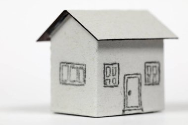Kağıttan yapılmış küçük bir ev. Bu tek kişilik ev modeli geri dönüşümlü ambalaj malzemesi kullanılarak yapıldı. Gayrimenkul, ipotek veya gayrimenkul teması için kullanılabilir..