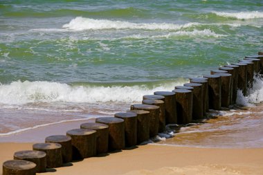 Burası Polonya 'nın Mielno kentinden görülen Baltık Denizi kıyısı. Dalgaların zararlı etkilerinden kıyıları korumak için deniz tabanına sürüklenen dalgaları da görebilirsiniz..