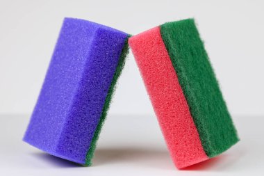 İki küçük sünger. Renkliler. Mutfakta bulaşık yıkamak için kullanabilirsin. Evde başka görevler için de kullanılabilirler..