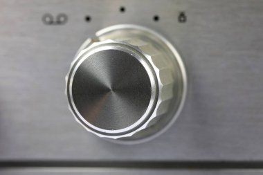 Eski bir analog radyo alıcısının ön panelinin bir parçası burada gösterilir. Bu sinyal kaynağı düğmesi..