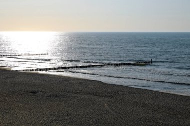 Gün batımında, Polonya 'nın Mielno kentindeki Baltık Denizi' ne yaklaşan eşsiz bir manzara yaratılıyor..